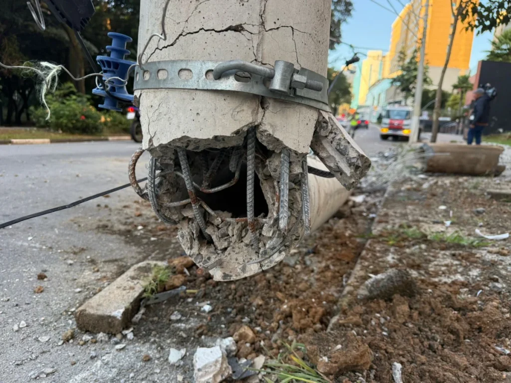 Volvo elétrico fica totalmente destruído em colisão contra poste no Cambuí