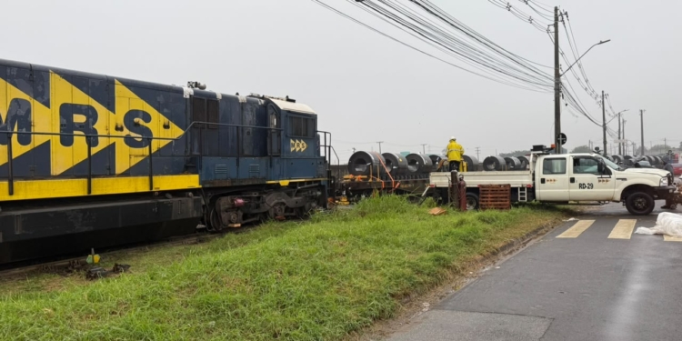 Trem carregado com metal descarrila e paralisa trânsito em Hortolândia