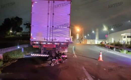 Condutor de motocicleta morre em colisão com caminhão parado na Rodovia Dom Pedro