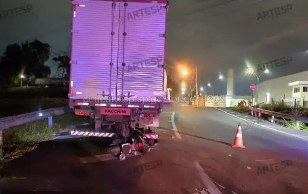Condutor de motocicleta morre em colisão com caminhão parado na Rodovia Dom Pedro