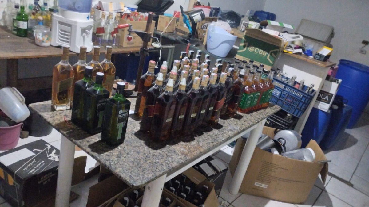 Mulher foragida é presa com laboratório de bebidas falsas em Sumaré