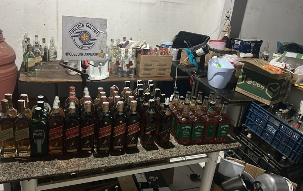 Operação policial desvenda fábrica clandestina de bebidas falsas em Sumaré