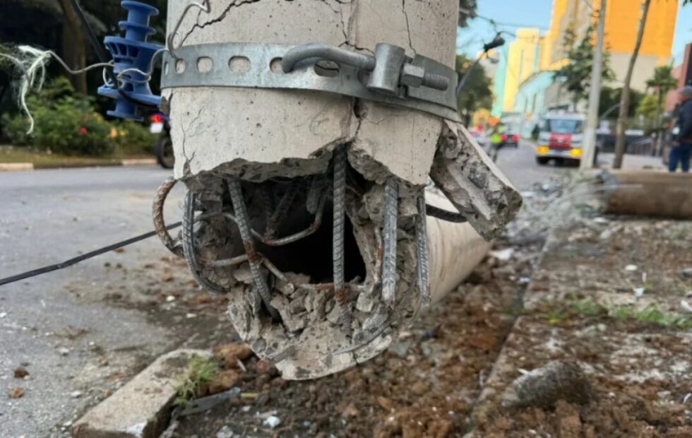 Volvo elétrico fica totalmente destruído em colisão contra poste no Cambuí