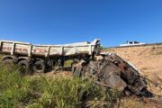 Acidente fatal na Bandeirantes: carreta tomba em ribanceira e mata uma pessoa em Hortolândia
