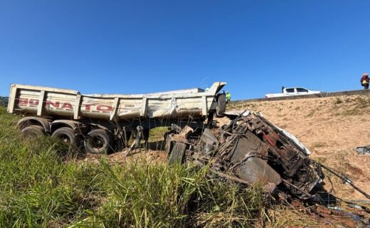 Acidente fatal na Bandeirantes: carreta tomba em ribanceira e mata uma pessoa em Hortolândia