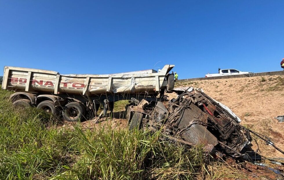 Acidente fatal na Bandeirantes: carreta tomba em ribanceira e mata uma pessoa em Hortolândia