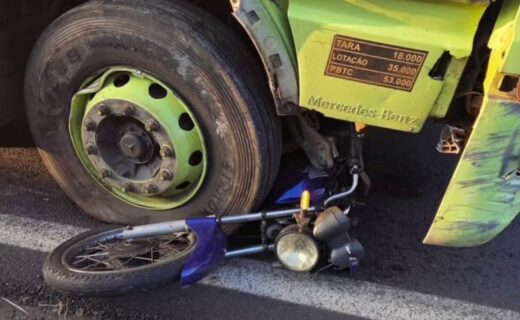 Jovem de 26 anos morre em colisão entre moto e caminhão na região de Nova Odessa