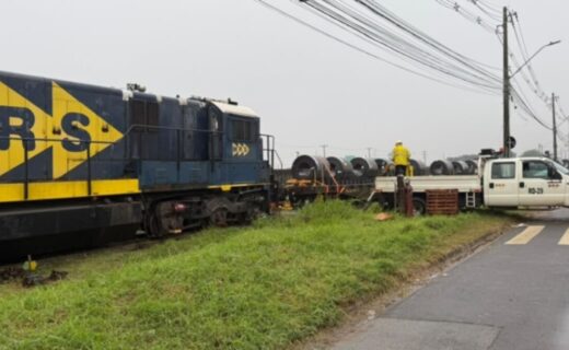 Trem carregado com metal descarrila e paralisa trânsito em Hortolândia