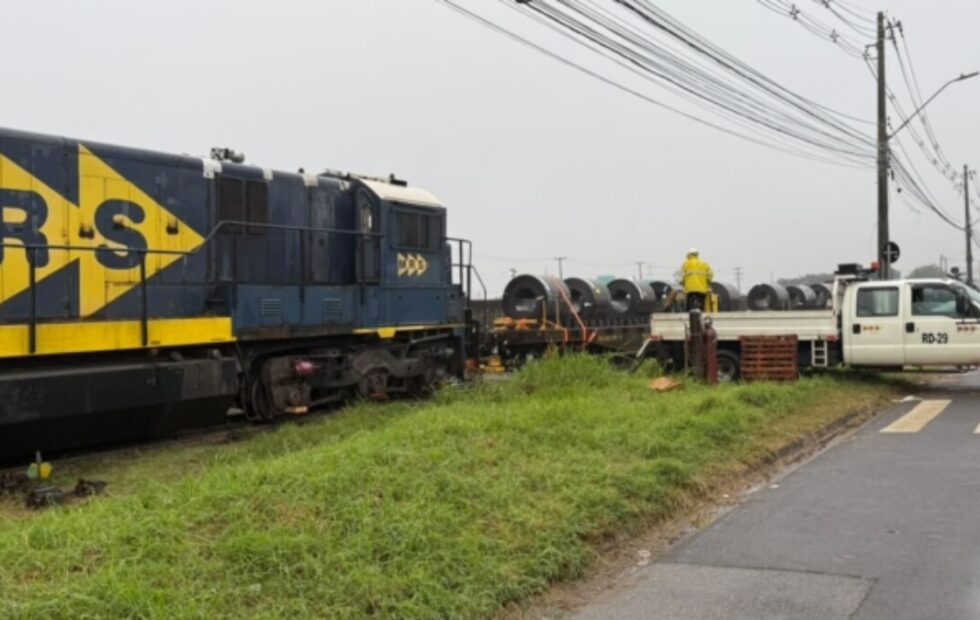 Trem carregado com metal descarrila e paralisa trânsito em Hortolândia